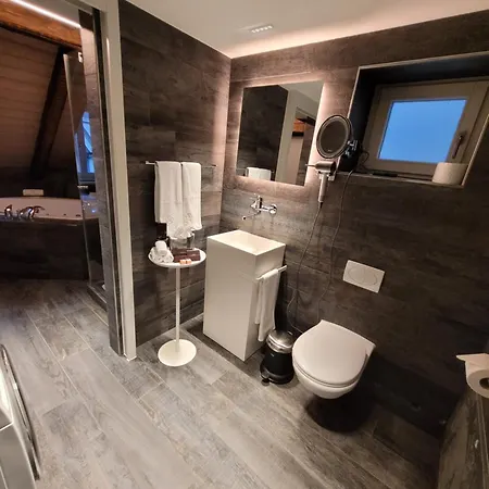Le Bijou Lintheschergasse / Hb Daire