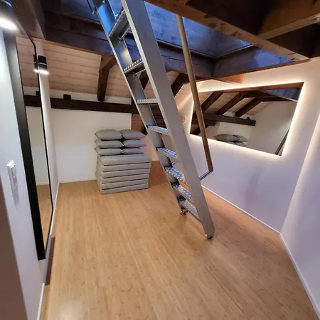 Le Bijou Lintheschergasse / Hb Daire