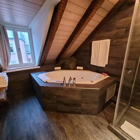 Le Bijou Lintheschergasse / Hb Daire *